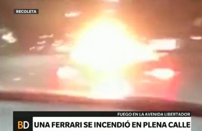 Una Ferrari se prendió fuego en plena avenida Del Libertador