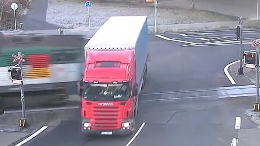 Video: tren partió en dos a un camión