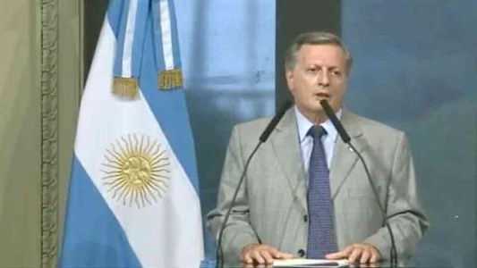 Para Aranguren será "difícil" que la devaluación no impacte en el precio de los combustibles