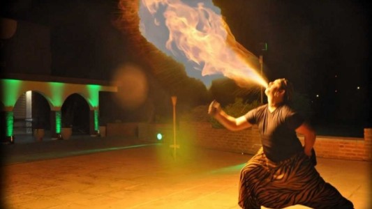 Una joven se prendió fuego mientras miraba un show de malabares