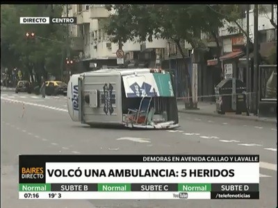 Espectacular vuelco de una ambulancia