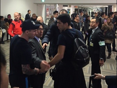 Un hincha de River escupió a Messi y él le respondió con una trompada