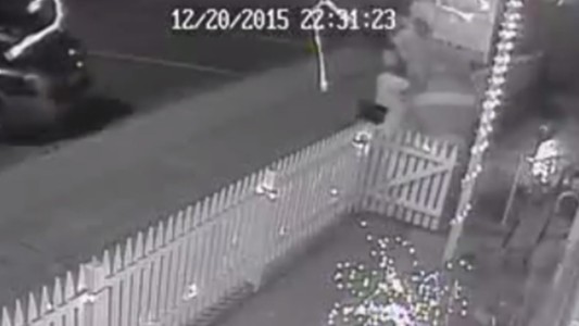 Video: un ladrón robó un Papá Noel gigante de una casa