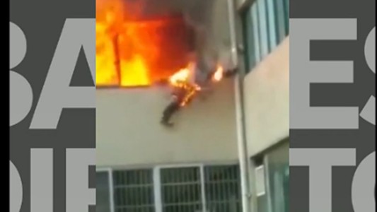 Video: saltó al vacío envuelto en llamas