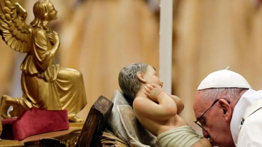 En el mensaje de la tercera Misa de Gallo, el Papa criticó a "la sociedad ebria de consumo"