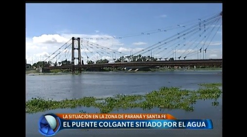 El puente colgante que une Santa Fe con Paraná, casi al nivel del río