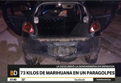 Llevaban 73 kilos de marihuana en el paragolpe del auto