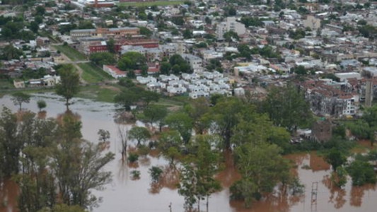 Macri suspendió sus vacaciones y viajará mañana a las zonas inundadas