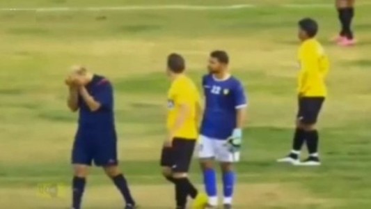 Video: el árbitro que no aguantó los insultos y lloró en plena cancha