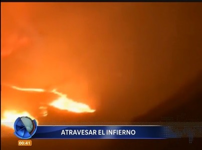 Una  familia atraviesa un incendio en California
