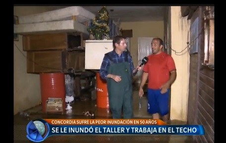 Se le inundó el taller y trabaja en el techo