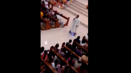 Suspenden a un sacerdote por dar una misa en patineta