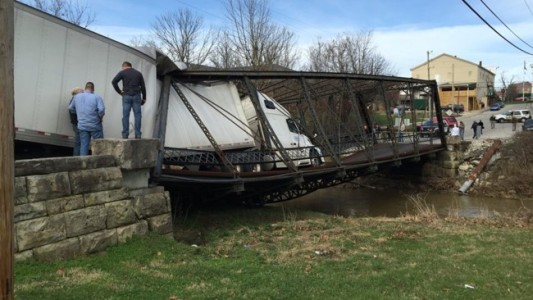 Camionera destruyó un puente histórico