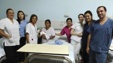 Siete familias se disputan el título de "primer bebé del año"