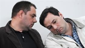 Uno de los prófugos del triple crimen amenazó a su ex suegra y le robó una camioneta