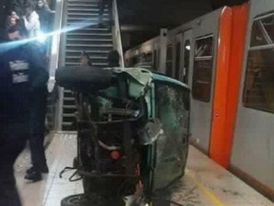 Broma de Año Nuevo: tiraron un auto por las escaleras del subte en Bélgica
