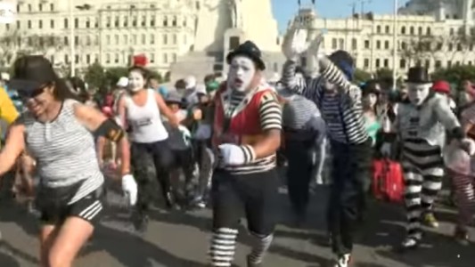 Unos 100 mimos corrieron la primera "maratón en cámara lenta"