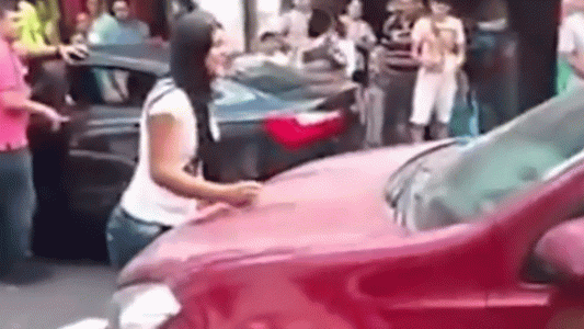 Descubrió a su marido con otra y armó un escándalo en plena calle de Colombia