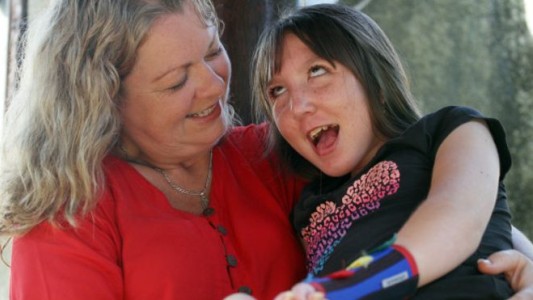 La historia de la nena a la que sus padres no le permiten crecer