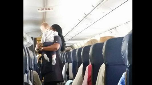 El emotivo mensaje de una mujer a la azafata que la ayudó con su bebé de 9 meses