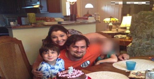 Acusan a un hombre de homicidio tras sentarse en el sofá y aplastar a su hijo