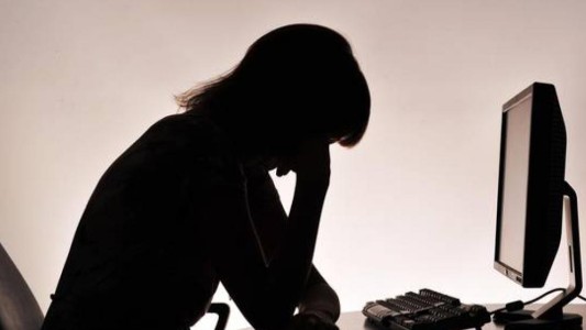 Investigan por "violencia de género" a un hombre que publicó en la web fotos íntimas de su ex