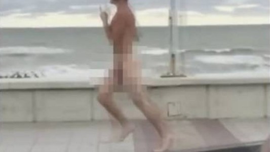 Misterio por el "loco del mar": el hombre que corre desnudo por la rambla de Mardel