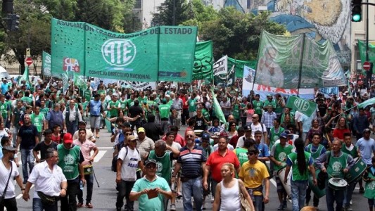 "Tocan a uno y nos tocan a todos": advertencia gremial por despidos de empleados público