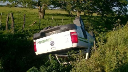 Esta es la camioneta con inscripciones de Gendarmería que volcaron los prófugos