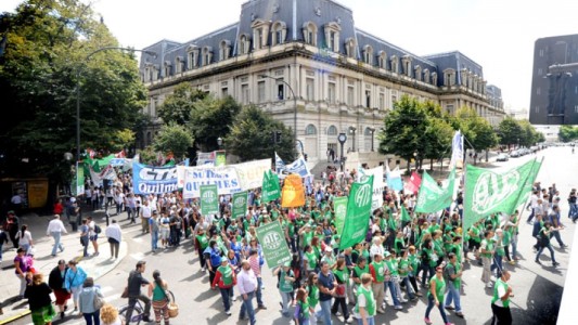 Marcha de estatales contra el decreto de Vidal que suspendió las paritarias municipales