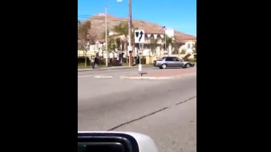 #EsViral un auto descontrolado y sin conductor en las calles de Los Ángeles