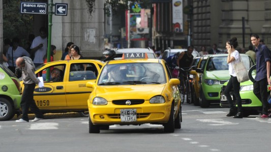 Una mujer no tenía plata para pagar el taxi, ofreció hacerlo con sexo y terminó presa