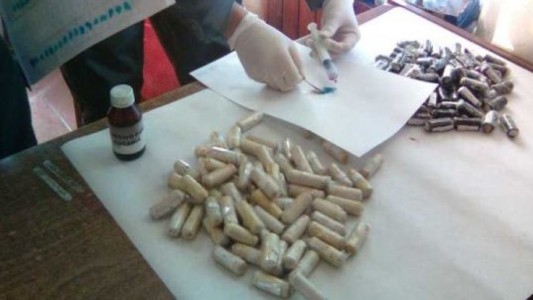 Detienen a cinco "mulas" con más de 200 tizas de cocaína