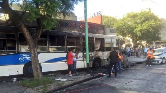 Colectivo chocó a un auto, se incrustó en una casa y se incendió: 6 heridos