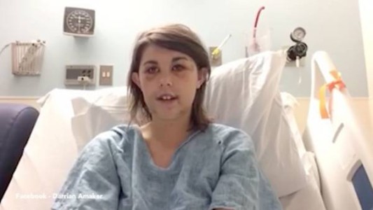 Video: su novio la golpeaba y canta una canción desde el hospital para crear conciencia