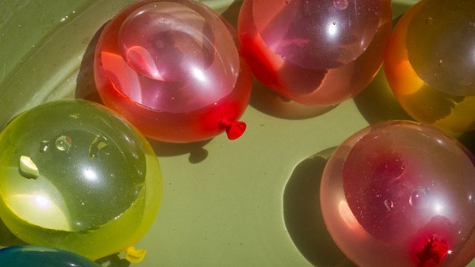 Motociclista se fracturó un brazo cuando chicos le arrojaron "bombuchas"