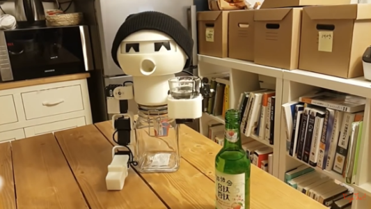 "Drinky" el robot que comparte una copa con los bebedores solitarios