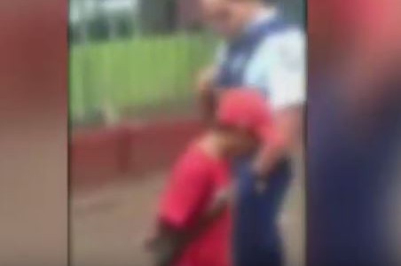 #EsViral Madre filmó a policías que esposaron a su hijo de 12 años por tirar piedras