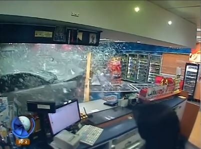 Video: una mujer se salvó por milímetros de ser embestida en el supermercado