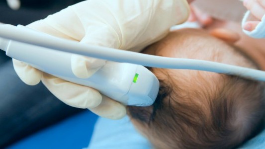 Procesan a una madre por "zamarrear" a su beba de 27 días causándole daño cerebral