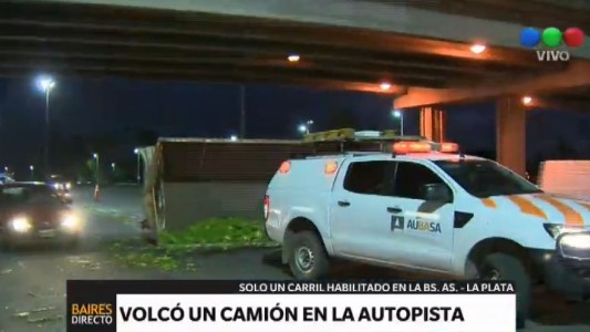 Caos en la autopista Buenos Aires- La Plata: volcó un camión con cajones de verduras