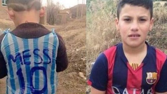 Encontraron al niño que conmovió al mundo con una "camiseta" de Messi