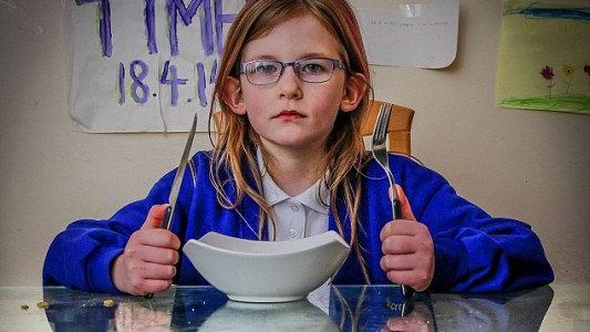 La increíble historia de la "niña biónica" que no sabe que es el dolor