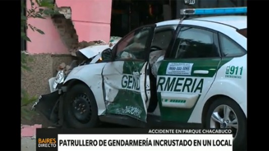 Un patrullero de Gendarmería, incrustado contra un restaurante
