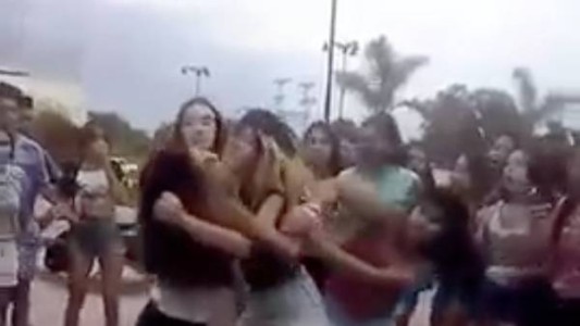Mendoza: feroz pelea de chicas en plena calle