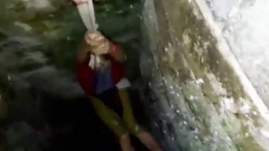 #EsViral Rescatan a una turista que cayó en un pozo por querer sacarse una selfie