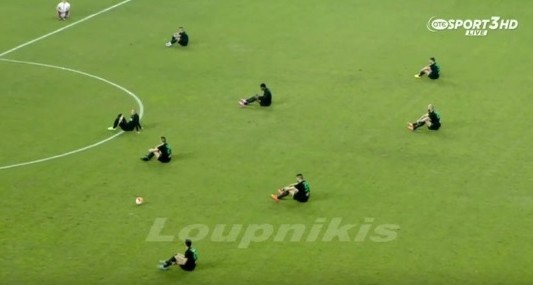 Futbolistas griegos frenaron un partido en solidaridad con los refugiados