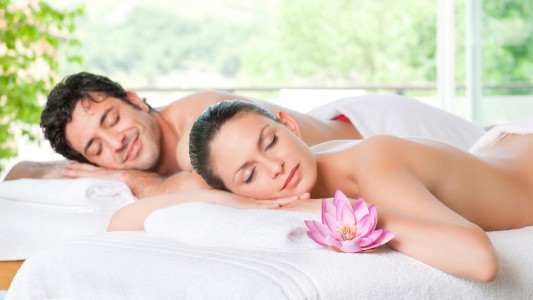 Cuidado personal: mujeres le dedican 5 horas semanales y los hombres 3