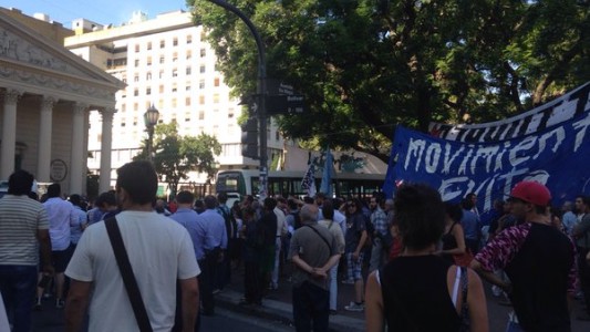 Plaza de Mayo: un colectivo se subió a la vereda y atropelló a personas que participan del acampe por Milagro Sala