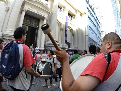 Protesta de camioneros contra una resolución del Banco Central